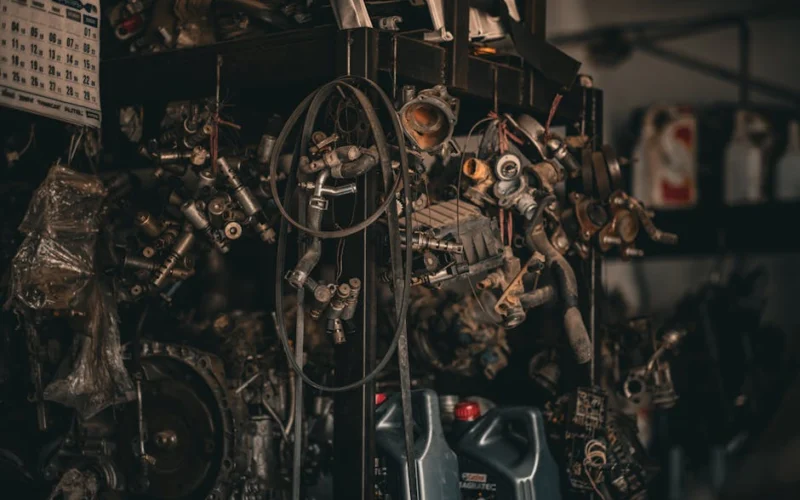 Garages fictifs : rouage central de la fraude organisée aux cartes grises Garage automobile suspect illustrant les garages fictifs utilisés dans la fraude à la carte grise