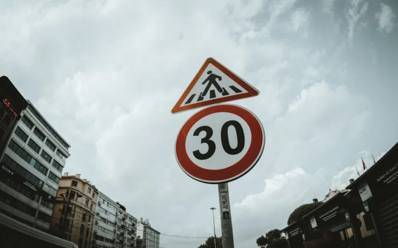 Panneau d'entrée de zone à faibles émissions dans une métropole française Panneau ZFE zone à faibles émissions en ville française – restrictions locales possibles en 2026