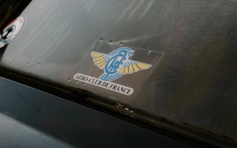 Vignette Crit'Air sur pare-brise : toujours obligatoire malgré le vote ? Vignette Crit'Air collée sur pare-brise de voiture — faut-il la garder après suppression ZFE 2026
